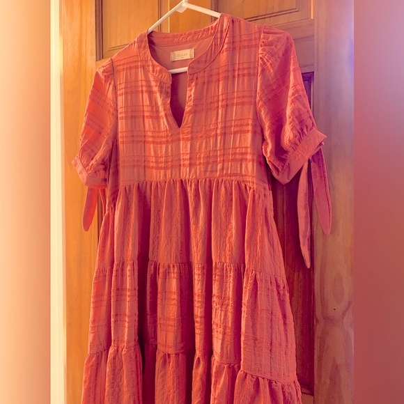 Altar'd State Dresses & Skirts - ALTAR’D STATE BABY DOLL CRINKLED TIERED DRESS XS CORAL